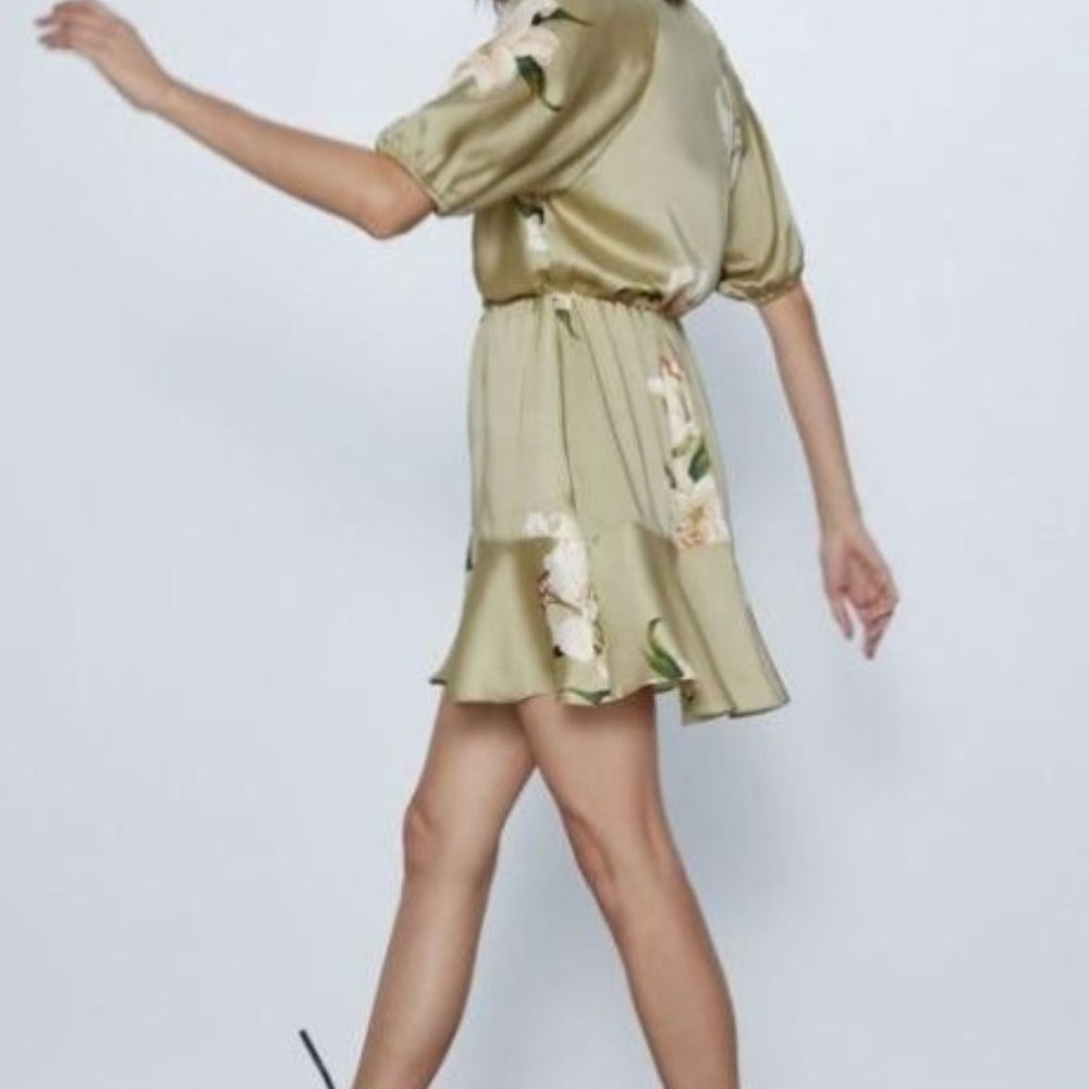 Floral Print Dress with floral patterns - size XS- BRAND NEW